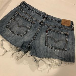 LEVI’S distressed short daisy dukes